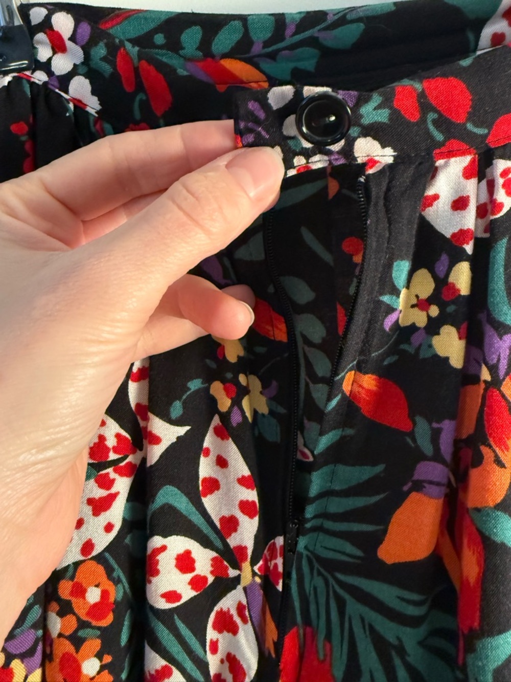 Vintage midi skirt with tropical floral print. - Picture 2 of 4